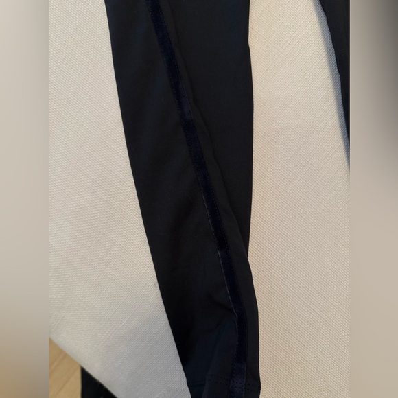 Nike Dri-Fit leggings velvet trim black size small - Picture 2 of 6